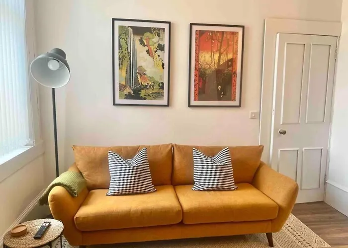 Spacious 3 Bedroom Home In Glasgow - Free Parking