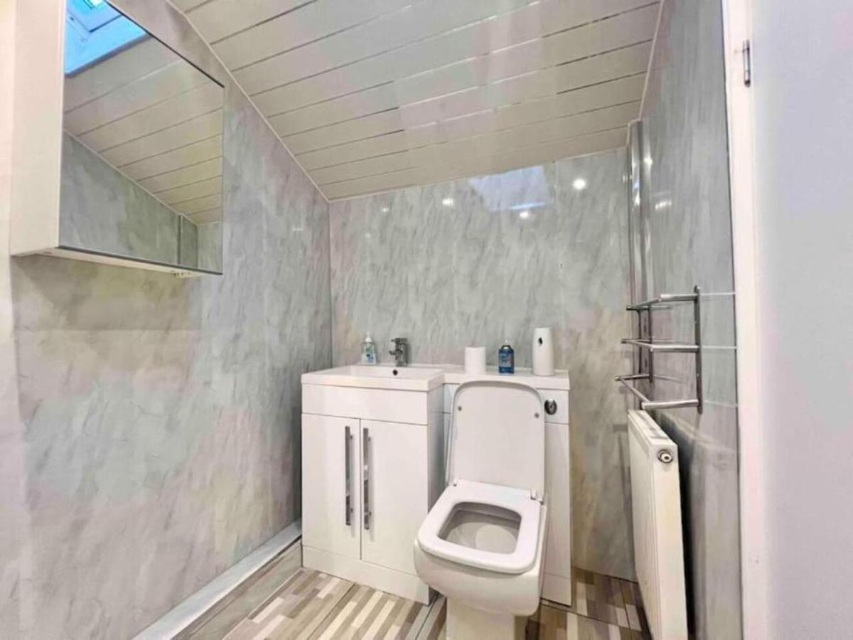 Spacious 3 Bedroom In - Free Parking Vakantiehuis *
