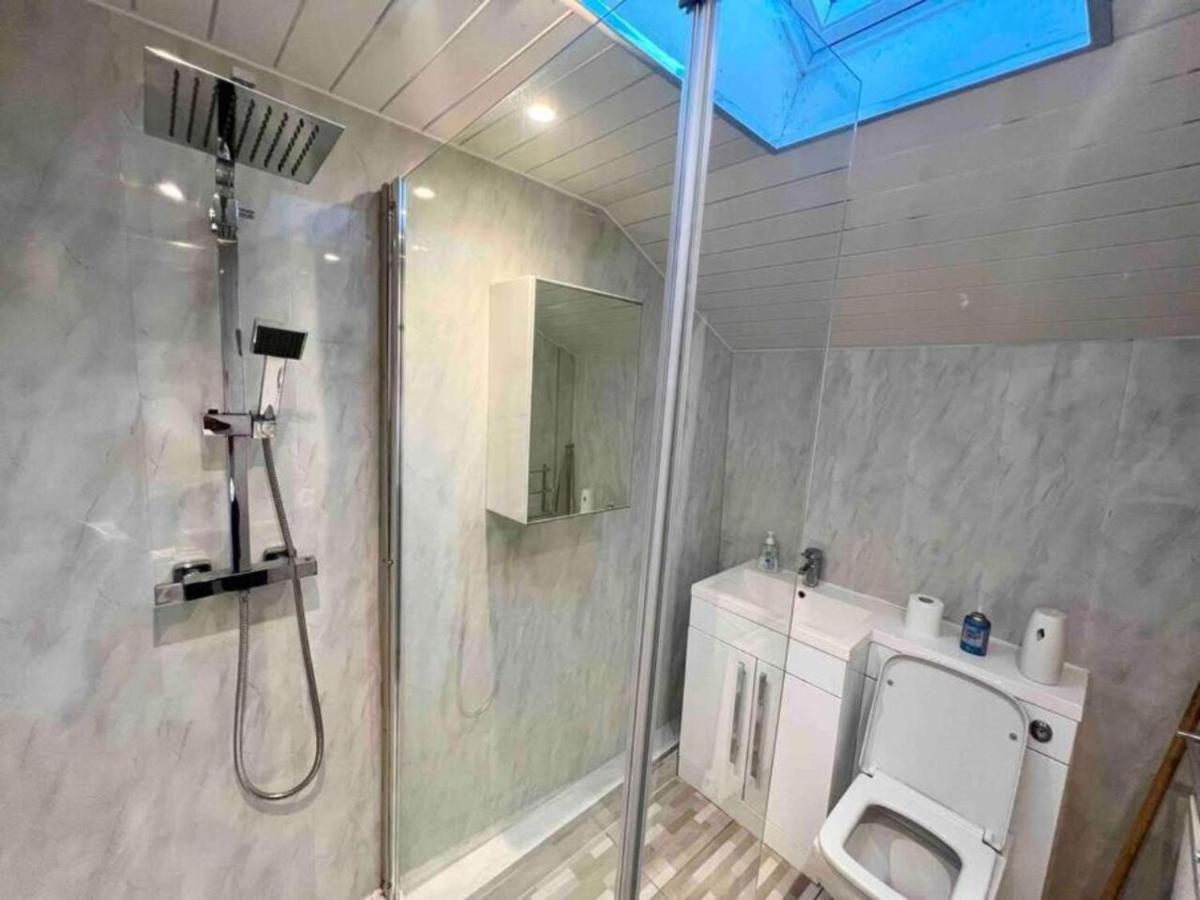 Vakantiehuis Spacious 3 Bedroom In - Free Parking