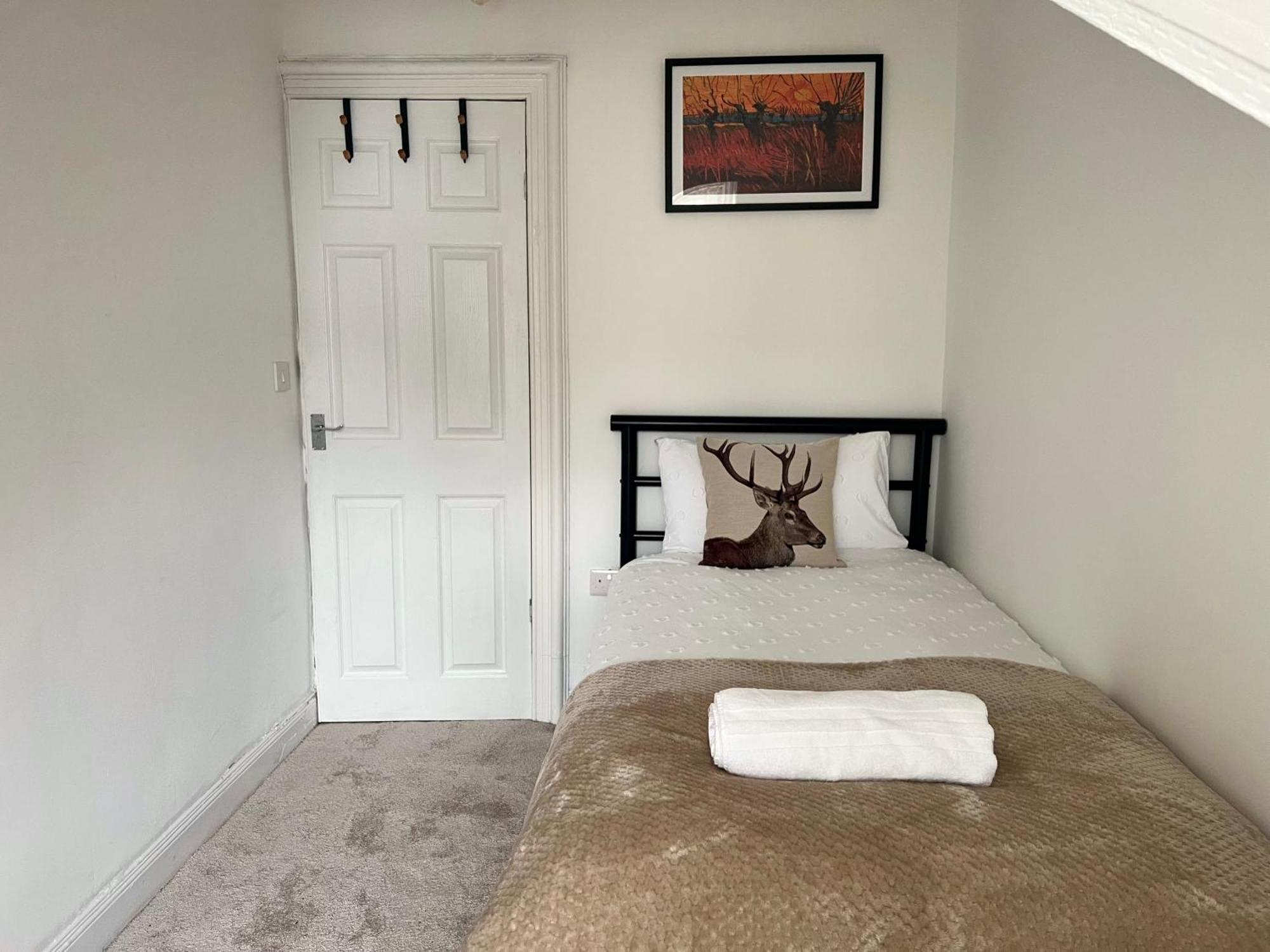 Spacious 3 Bedroom In - Free Parking Vakantiehuis