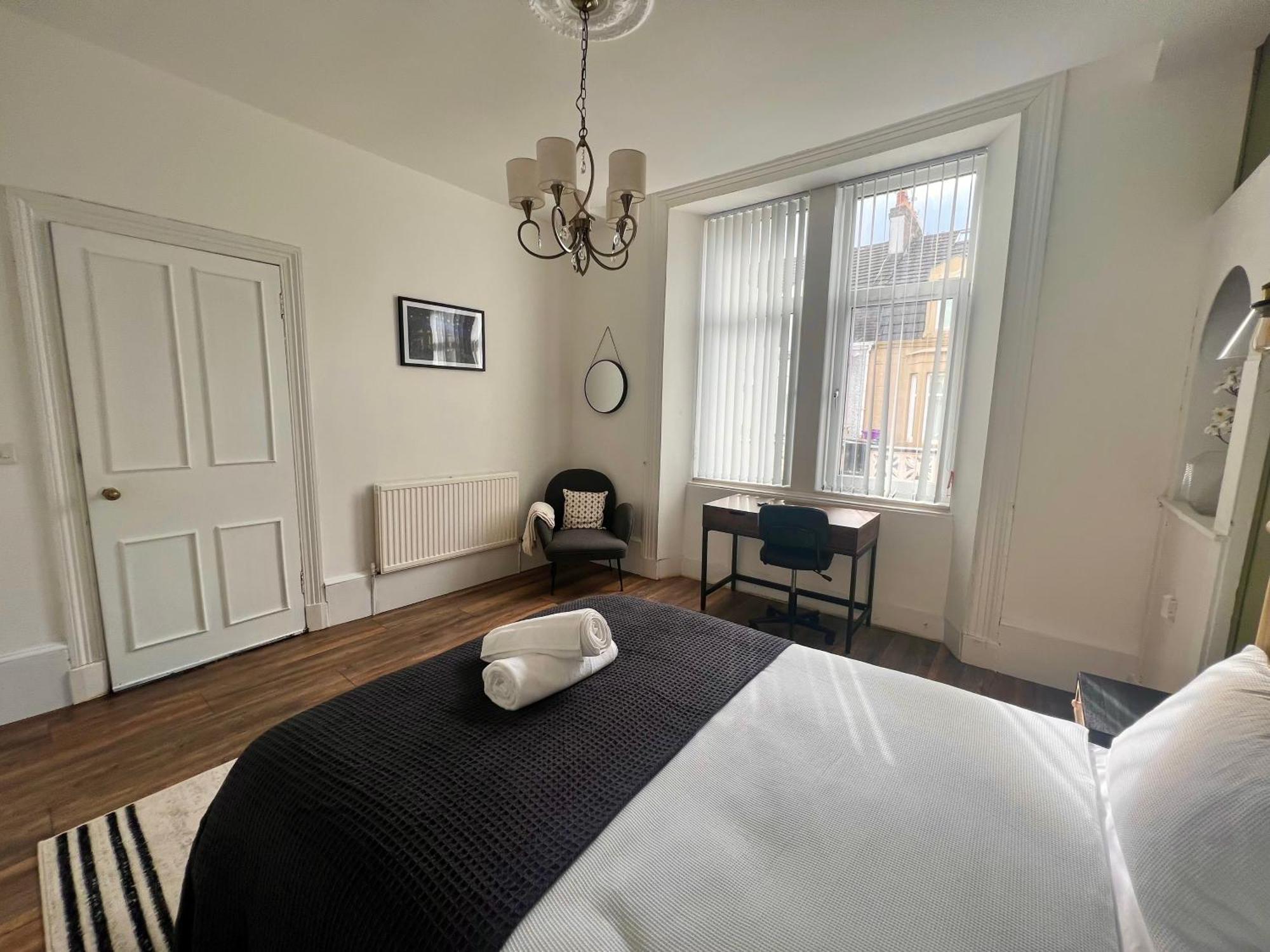 Spacious 3 Bedroom In - Free Parking Vakantiehuis Glasgow